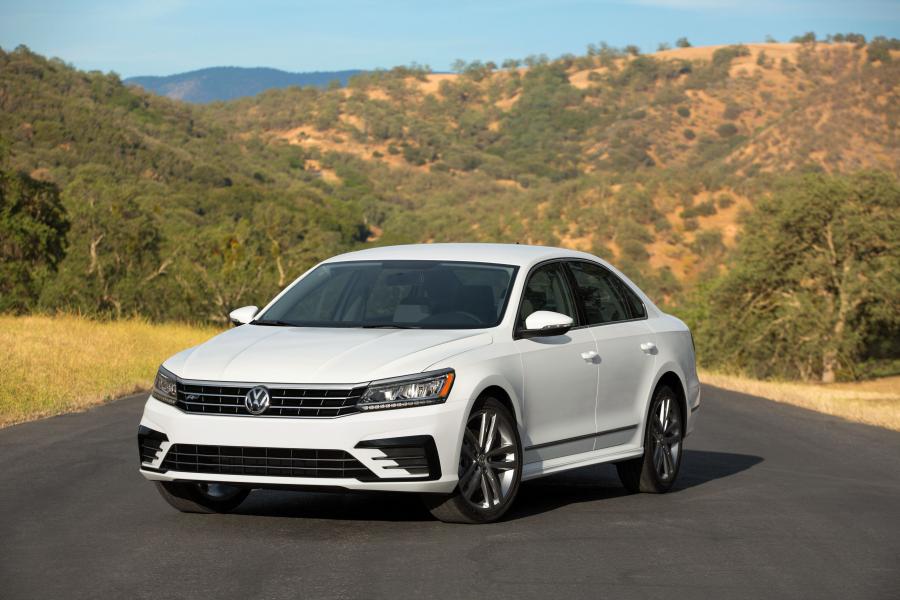  Volkswagen Passat TSI R-Line 2016 года  (фото 10 из 15)